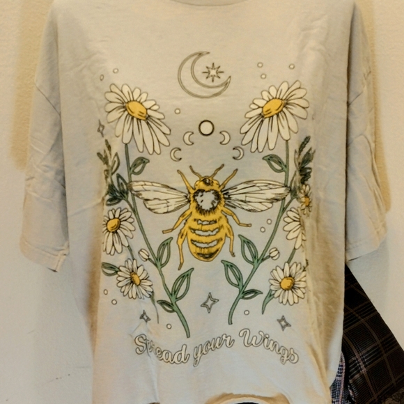 Bee and Daisy Graphic Tee - Picture 1 of 6